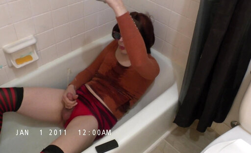 Katie Kross Pisses in Tub