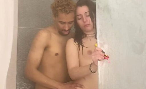 Sissy y novio a ella le encanta ser penetrada en la ducha