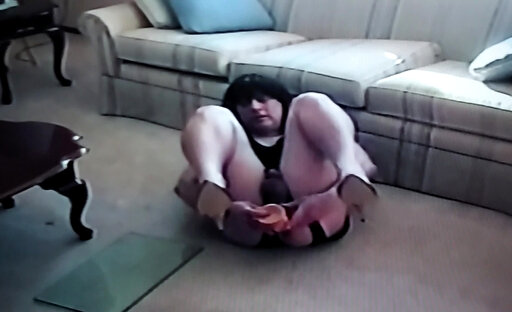 Julie dildo's and makes herself cum