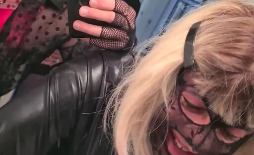 Gurls getting dirty in the bathroom