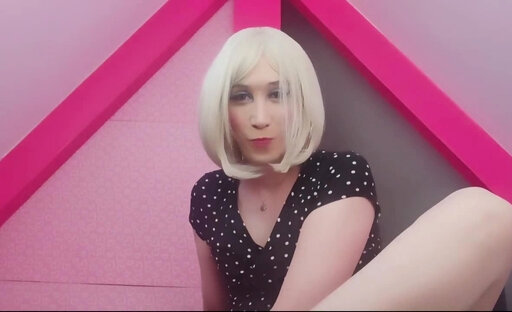Kamila showing her body and cumming in the pink attic