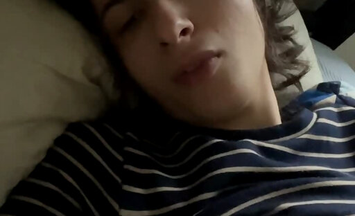 natural beauty solo in bed (cum at 4:07)