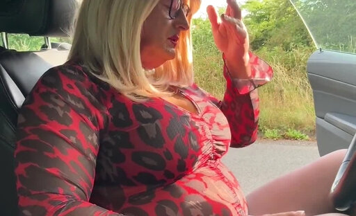 Sexy Crossdresser kellycd2022 enjoying an afternoon drive a little pit stop break