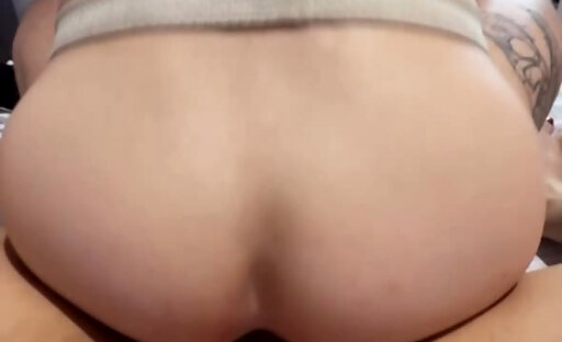 Travesti me fode do jeito que eu mais gosto até leitar meu cu