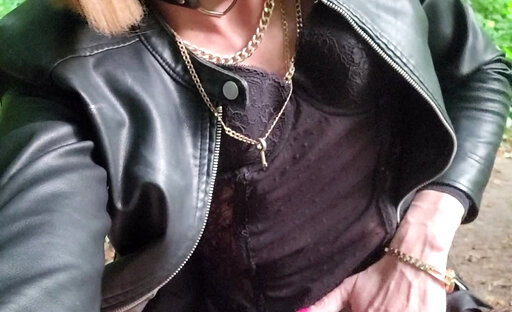 ?FanTasme de Pute, Une Salope Travestie se balade dans une Decharge a Sperme. ExhiBition