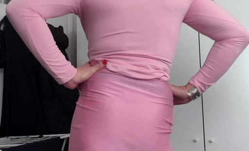 Skirt bulge without knickers