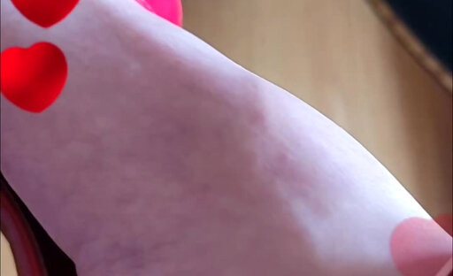 Salope d'Etudiante Travestie, montre Sa Chatte et ses Talons?Rouge