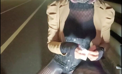 Slutty Kitten live on CAM4, following the audience's instructions until cumshot .4. (@01:09)