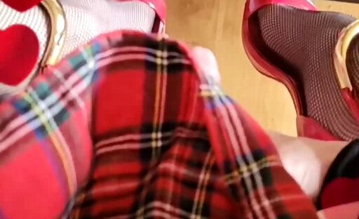 ?Salope D'etudiante Travestie, Montre Sa Chatte Et Ses Talons Rouge