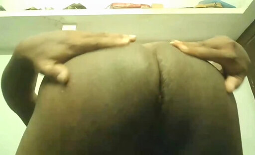 Indian shemale exposing boobs and shakeing huge ass