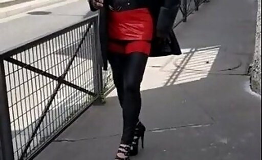 Walking and pissing in Paris