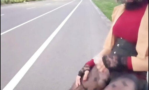 Slutty Kitten live on CAM4, following the audience's instructions until cumshot .5. (@05:21)