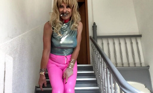 fat ugly dumpcum Blondchen  posiert in zu enegn Leggings