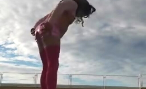 Unacerdaamaricona en el poligono de rosa