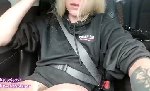Suziexxl dominando a un fan