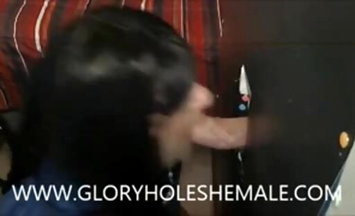 SHEMALE SUCKING  CAN COCK AT GLORYHOLE