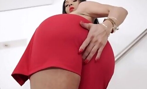 Big booty latina tranny Munik Biancci oiling and jerking off her big dick