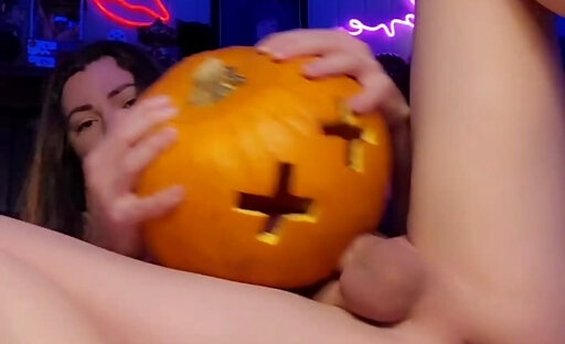Femboy boinking pumpkin
