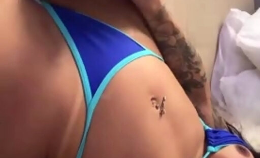 Princesa feminina s ativa sem mentiras ou descontrole