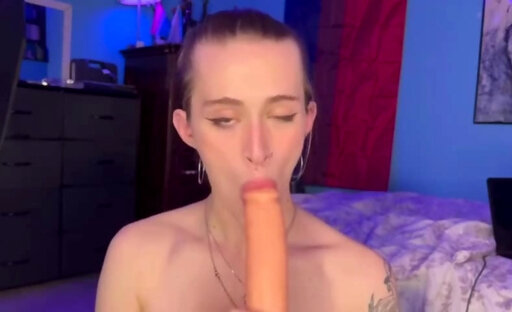Shemale blondie sucking her dildo
