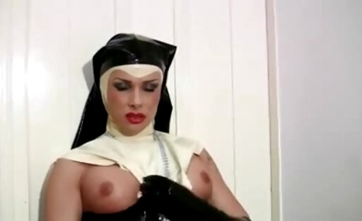 This tranny in latex is so horny