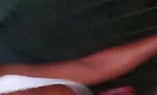 Dando o rabo feito uma vadia