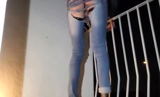 EjaCk15:01 FuCk my JeaN's Torn BouL en Exhibition au PaSsants sur un Balcon. VaneSsaBiTCHx PariSChie