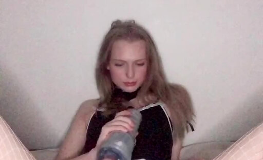 She just want to cum using her toy