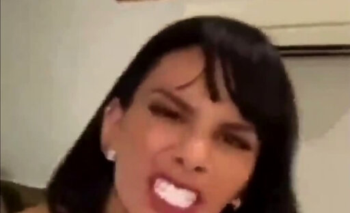 Travesti com pau de cavalo fode putinho