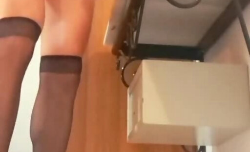It drives me crazy to fuck with the heels and the asshole to blush!