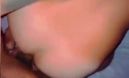 Travesti dando leite na boca do putinho
