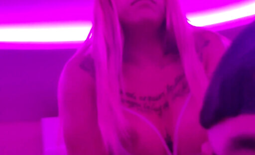 hermosa tatuada coge