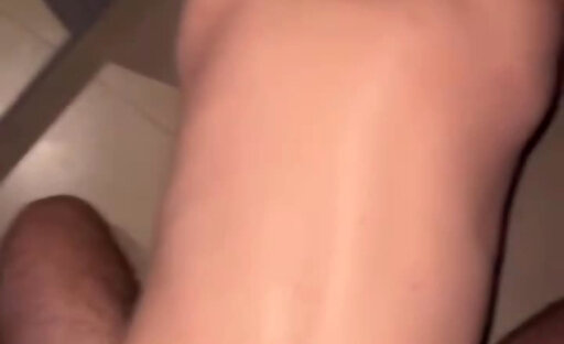 Travesti que arrombou meu rabo com o pau e a mão