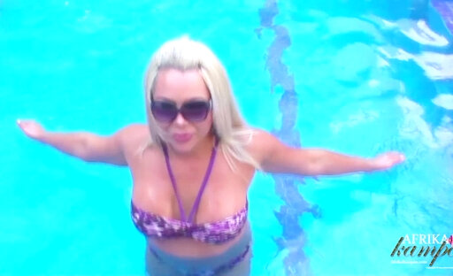 Blonde trans Afrika posing in the pool