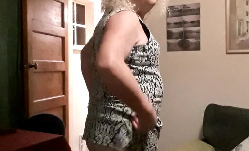 Michelle plays and cums