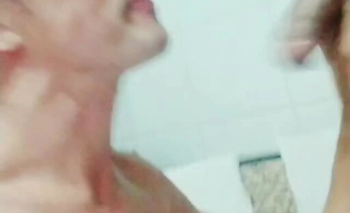 Marcelohard leva porra na cara da travesti Emily Britto