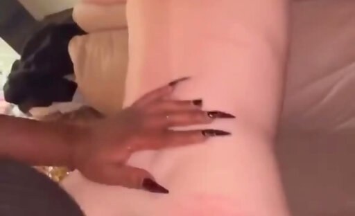 Testando os limites do meu cu no pau de travesti