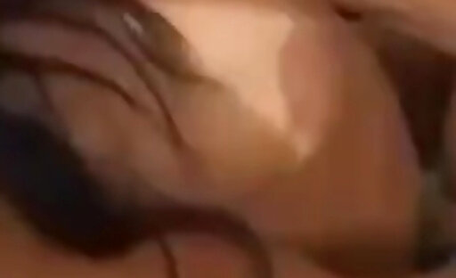 Transex_com_com_a_pica_cheia_de_leite_na_boca