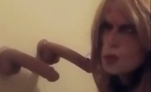 I WANT TO SUCK COCKS SO BAD