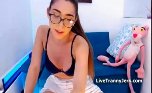 Travesti novinha gozando na webcam show