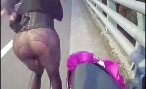 Slutty Kitten live on CAM4, following the audience's instructions until cumshot  .1. (@04:34)